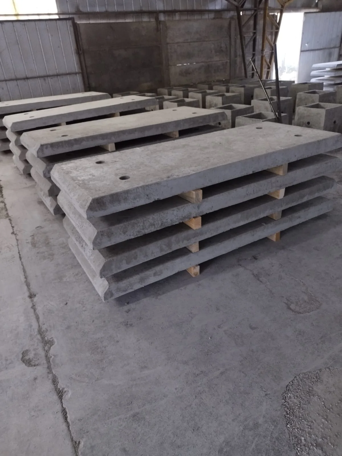 Losetas de hormigón recién fabricadas en la planta de Vibrados Navarrete