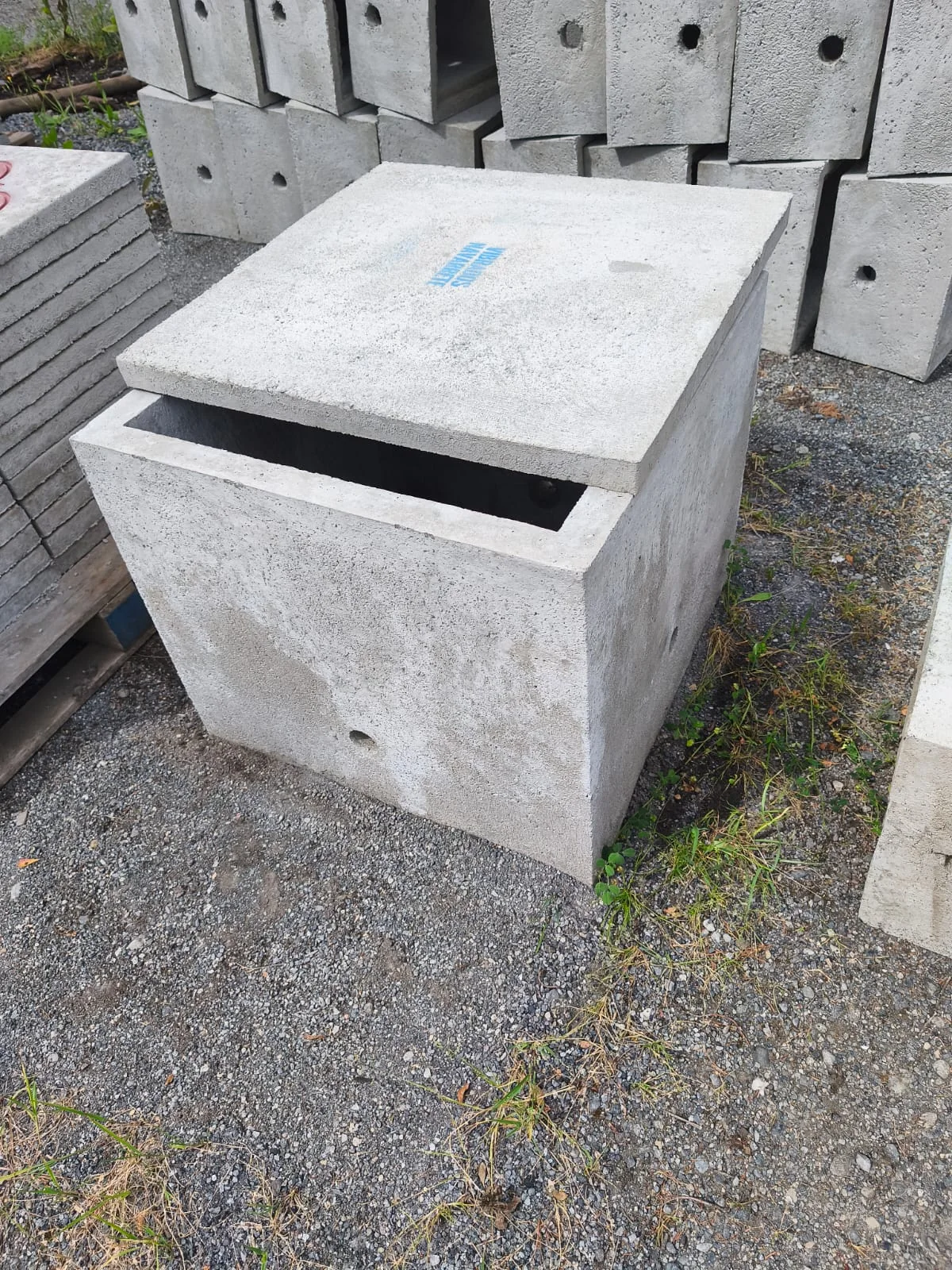 Cámara eléctrica de hormigón fabricada por Vibrados Navarrete, con tapa entreabierta